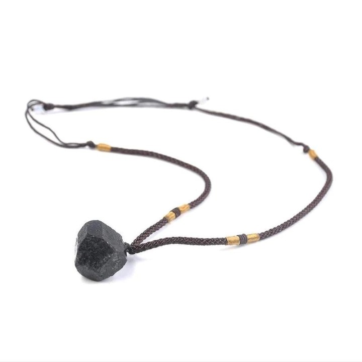 Pendentif de tourmaline noire brute