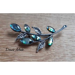 Broche Branche de feuilles en Nacre