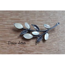 Broche Branche de feuilles en Nacre