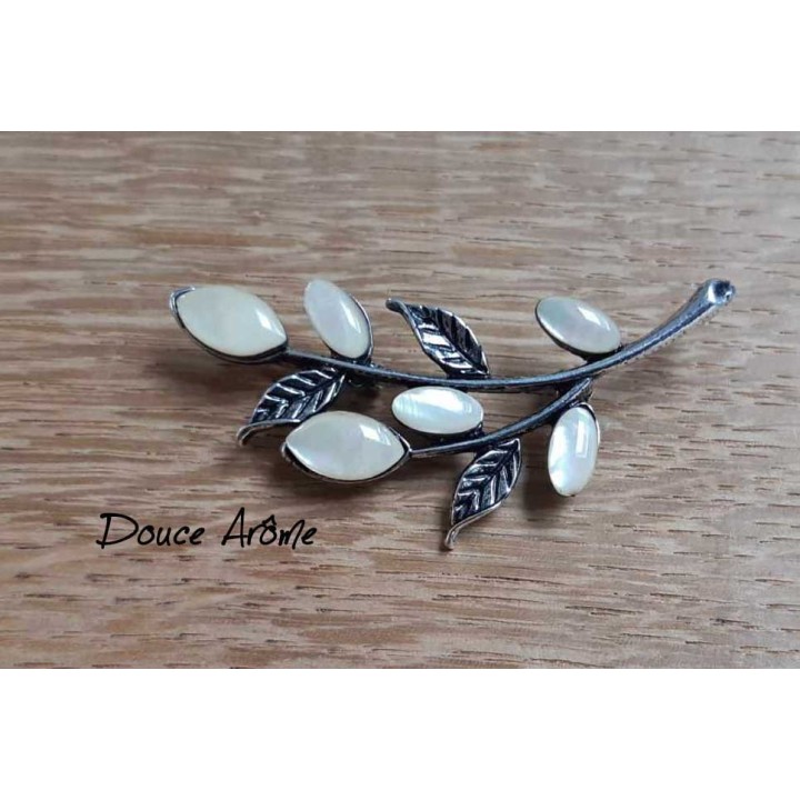 Broche Branche de feuilles en Nacre